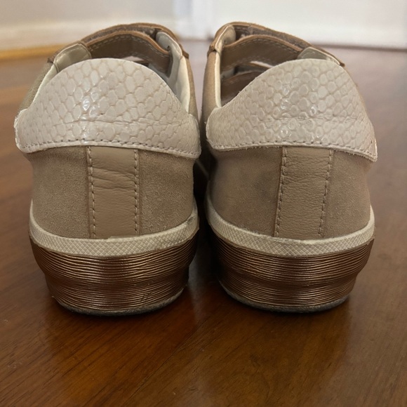 Dolce Vita Sneakers - Picture 3 of 8